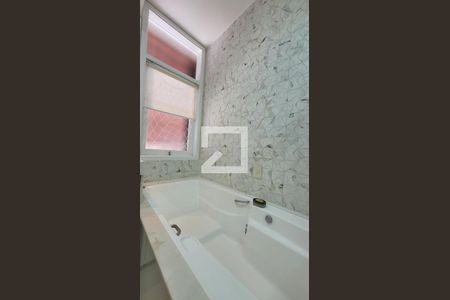 Casa de condomínio à venda com 600m², 7 quartos e 8 vagasBanheiro da Suíte 2 master 