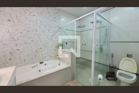 Casa de condomínio à venda com 600m², 7 quartos e 8 vagasBanheiro da Suíte 2 master 