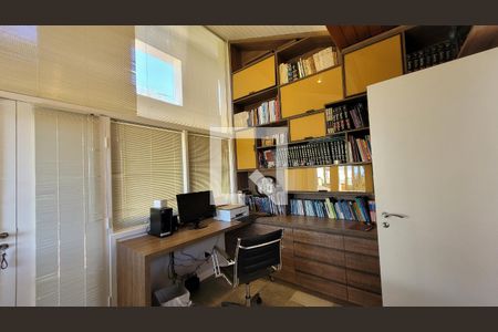 Casa de condomínio à venda com 600m², 7 quartos e 8 vagasEscritório