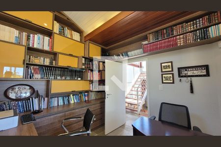 Casa de condomínio à venda com 600m², 7 quartos e 8 vagasEscritório