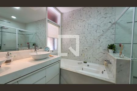 Casa de condomínio à venda com 600m², 7 quartos e 8 vagasBanheiro da Suíte 2 master 