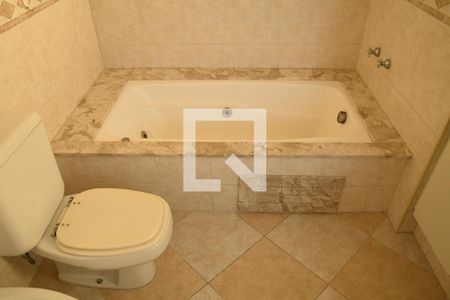 Casa de condomínio para alugar com 449m², 4 quartos e 2 vagasBanheiro da Suíte 2