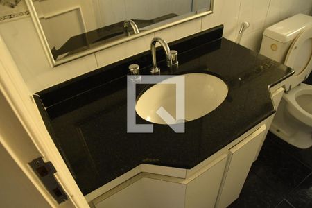 Casa de condomínio para alugar com 449m², 4 quartos e 2 vagasBanheiro social