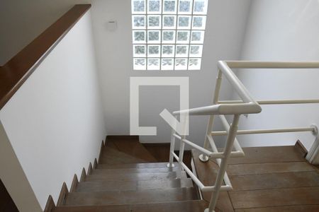 Casa de condomínio para alugar com 449m², 4 quartos e 2 vagasEscadas