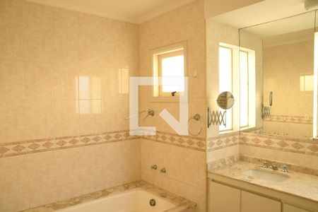 Casa de condomínio para alugar com 449m², 4 quartos e 2 vagasBanheiro da Suíte 2