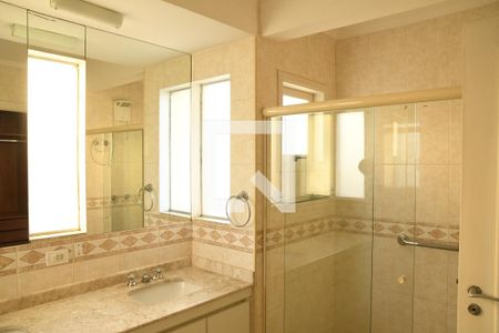 Casa de condomínio para alugar com 449m², 4 quartos e 2 vagasBanheiro da Suíte 2