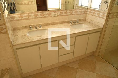 Casa de condomínio para alugar com 449m², 4 quartos e 2 vagasBanheiro da Suíte 2