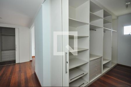 Apartamento à venda com 400m², 6 quartos e 5 vagasArmário da Suíte 4