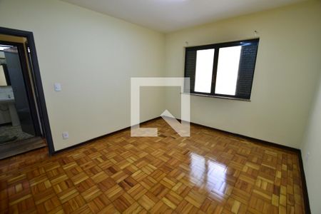 Casa à venda com 427m², 5 quartos e 2 vagasCasa Fundos - Quarto 1