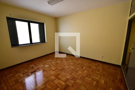 Casa à venda com 427m², 5 quartos e 2 vagasCasa Fundos - Quarto 1