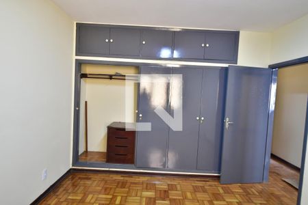 Casa à venda com 427m², 5 quartos e 2 vagasCasa Fundos - Quarto 1