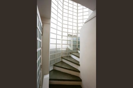 Casa à venda com 250m², 4 quartos e 2 vagas Casa à venda com 250m², 4 quartos e 2 vagasEscada