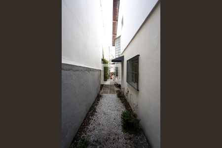 Casa à venda com 250m², 4 quartos e 2 vagas Casa à venda com 250m², 4 quartos e 2 vagasCorredor externo