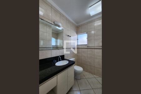 Casa à venda com 226m², 3 quartos e 3 vagas Casa à venda com 226m², 3 quartos e 3 vagasBanheiro da Suíte 3