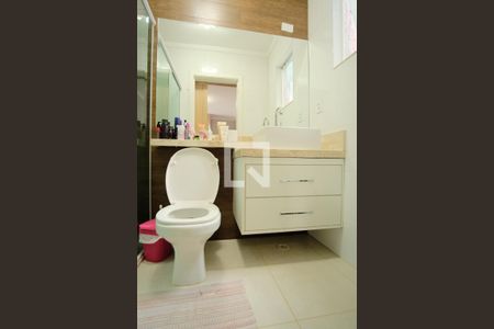 Casa de condomínio à venda com 230m², 4 quartos e 3 vagasBanheiro da Suíte 1