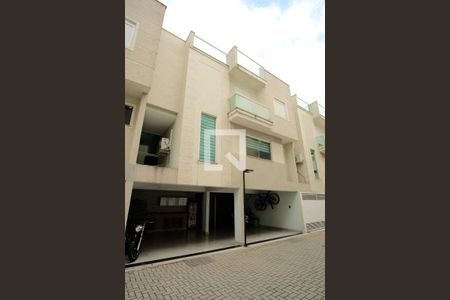 Casa de condomínio à venda com 230m², 4 quartos e 3 vagasFachada