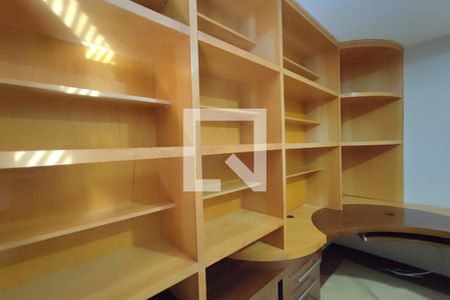 Casa à venda com 615m², 6 quartos e 6 vagasEscritório