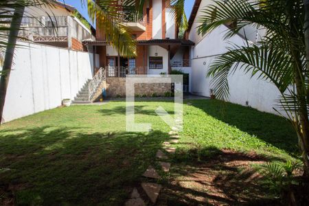 Casa à venda com 400m², 4 quartos e 5 vagas Casa à venda com 400m², 4 quartos e 5 vagasÁrea externa