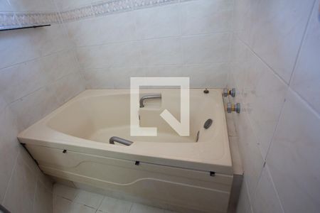 Casa à venda com 400m², 4 quartos e 5 vagas Casa à venda com 400m², 4 quartos e 5 vagasBanheiro da Suíte