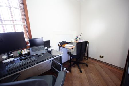 Casa à venda com 400m², 4 quartos e 5 vagas Casa à venda com 400m², 4 quartos e 5 vagasEscritório