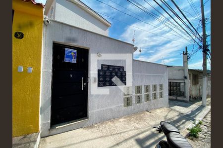 Fachada com plaquinha de apartamento para alugar com 2 quartos, 50m² em Vila Nivi, São Paulo