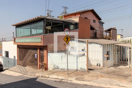 Casa à venda com 440m², 3 quartos e 3 vagas Casa à venda com 440m², 3 quartos e 3 vagasFachada