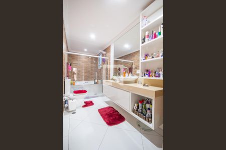 Casa à venda com 360m², 4 quartos e 2 vagas Casa à venda com 360m², 4 quartos e 2 vagasBanheiro da Suíte