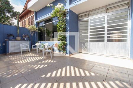 Casa à venda com 247m², 4 quartos e 4 vagas Casa à venda com 247m², 4 quartos e 4 vagasÁrea externa