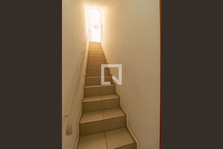 Casa à venda com 247m², 4 quartos e 4 vagas Casa à venda com 247m², 4 quartos e 4 vagasEscada