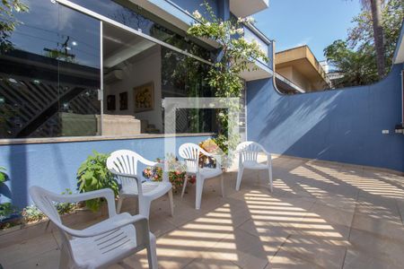 Casa à venda com 247m², 4 quartos e 4 vagas Casa à venda com 247m², 4 quartos e 4 vagasÁrea externa