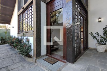 Casa para alugar com 1100m², 4 quartos e 6 vagas Casa para alugar com 1100m², 4 quartos e 6 vagasFachada
