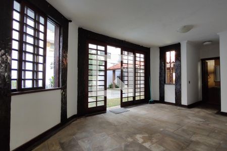 Casa para alugar com 1100m², 4 quartos e 6 vagas Casa para alugar com 1100m², 4 quartos e 6 vagasSalão de Festas