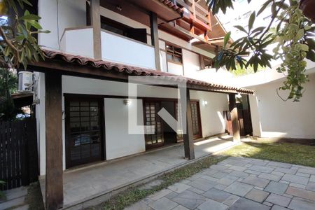 Casa para alugar com 1100m², 4 quartos e 6 vagas Casa para alugar com 1100m², 4 quartos e 6 vagasFachada