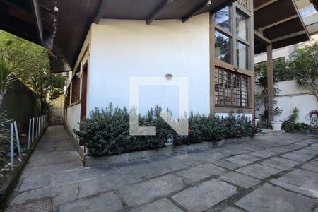 Casa para alugar com 1100m², 4 quartos e 6 vagas Casa para alugar com 1100m², 4 quartos e 6 vagasFachada
