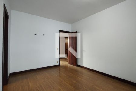 Casa para alugar com 1100m², 4 quartos e 6 vagas Casa para alugar com 1100m², 4 quartos e 6 vagasQuarto 1 - Suíte