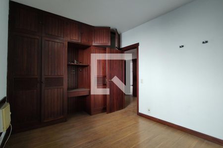 Casa para alugar com 1100m², 4 quartos e 6 vagas Casa para alugar com 1100m², 4 quartos e 6 vagasQuarto 2 - Armários