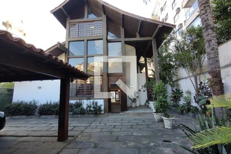 Casa para alugar com 1100m², 4 quartos e 6 vagas Casa para alugar com 1100m², 4 quartos e 6 vagasFachada