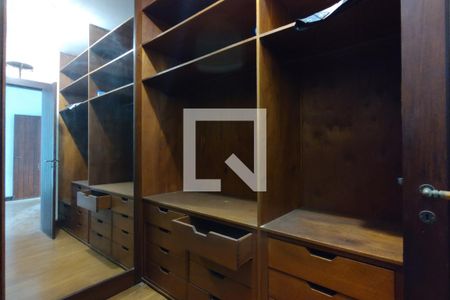 Casa para alugar com 1100m², 4 quartos e 6 vagas Casa para alugar com 1100m², 4 quartos e 6 vagasCloset da suíte