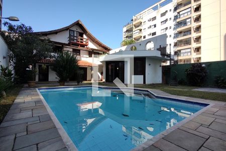 Casa para alugar com 1100m², 4 quartos e 6 vagas Casa para alugar com 1100m², 4 quartos e 6 vagasPiscina