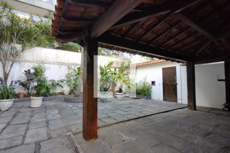 Casa para alugar com 1100m², 4 quartos e 6 vagas Casa para alugar com 1100m², 4 quartos e 6 vagasGaragem