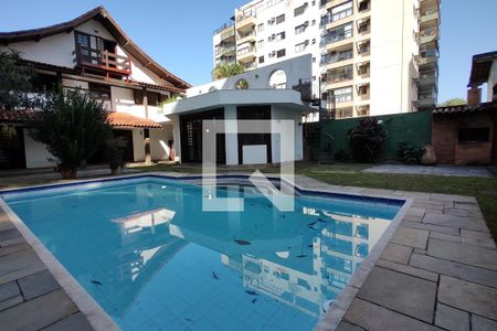 Casa para alugar com 1100m², 4 quartos e 6 vagas Casa para alugar com 1100m², 4 quartos e 6 vagasPiscina