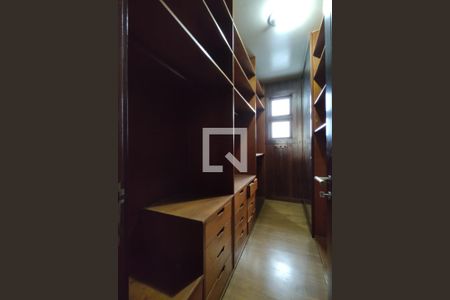 Casa para alugar com 1100m², 4 quartos e 6 vagasCloset da suíte 3