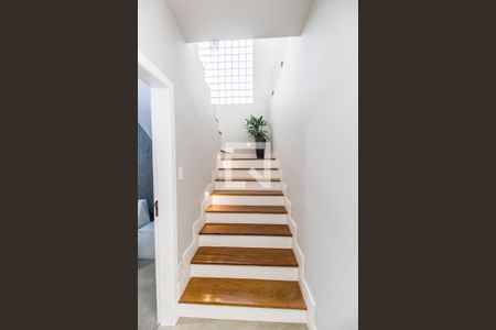 Casa de condomínio à venda com 400m², 3 quartos e 4 vagasEscada