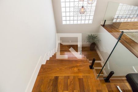 Casa de condomínio à venda com 400m², 3 quartos e 4 vagasEscada