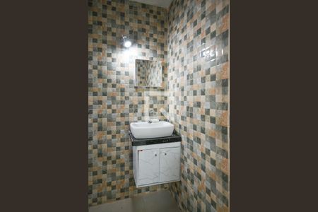 Banheiro de casa para alugar com 1 quarto, 35m² em Jardim Patente, São Paulo