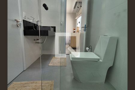 Casa de condomínio à venda com 280m², 4 quartos e 5 vagas Casa de condomínio à venda com 280m², 4 quartos e 5 vagasBanheiro da Suíte 1