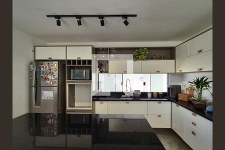 Casa de condomínio à venda com 280m², 4 quartos e 5 vagas Casa de condomínio à venda com 280m², 4 quartos e 5 vagasCozinha