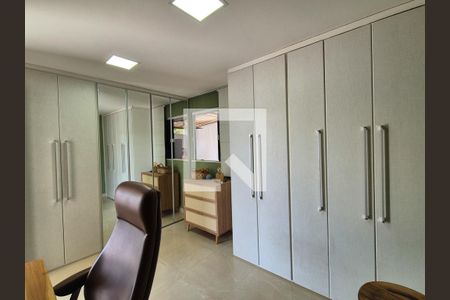 Casa de condomínio à venda com 280m², 4 quartos e 5 vagas Casa de condomínio à venda com 280m², 4 quartos e 5 vagasQuarto