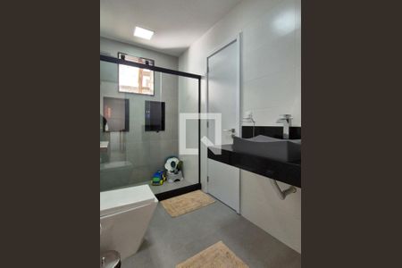 Casa de condomínio à venda com 280m², 4 quartos e 5 vagas Casa de condomínio à venda com 280m², 4 quartos e 5 vagasBanheiro da Suíte 1