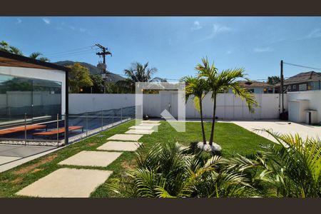 Casa de condomínio à venda com 280m², 4 quartos e 5 vagas Casa de condomínio à venda com 280m², 4 quartos e 5 vagasÁrea externa